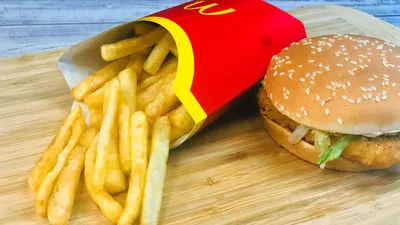 Бургер с куриной котлетой, картофелем фри и кетчупом – Ресторанный дом  Ксении Карауловой