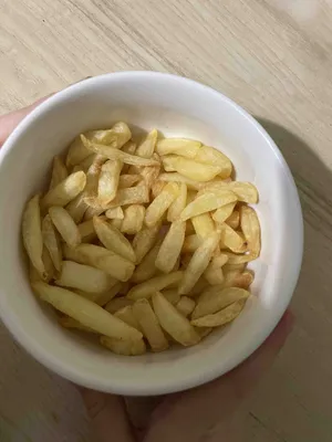 жареный картофель фри в бумажной коробке. уличная фаст-фуд. жирная  высококалорийная еда. плоский мультфильм стиль изолирован на бе Иллюстрация  вектора - иллюстрации насчитывающей вполне, иллюстрация: 227256994