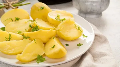 Жареная картошка с луком на сковороде - Лайфхакер
