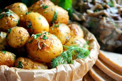 Курочка на подушке из мелкой картошки | Идеи для блюд, Картошка,  Замороженные овощи