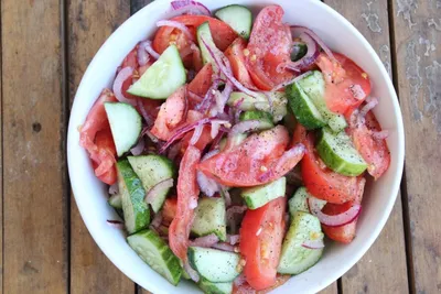 Салат из огурцов и помидоров - рецепт с фото
