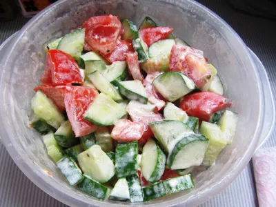 Салат из огурцов и помидоров с зеленью рецепт фото пошагово и видео -  1000.menu