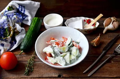 Рецепт салата из свежих огурцов и помидоров с маслом