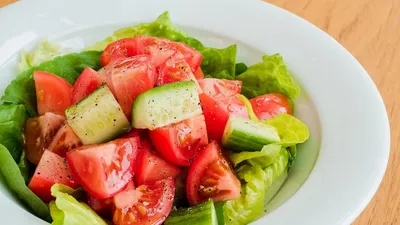 Рецепт летнего грузинского салата из помидоров и огурцов