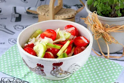 Салат из помидор с огурцами - что может быть нового? - пошаговый рецепт с  фото на Готовим дома