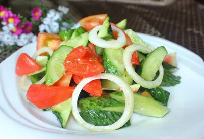 Простой овощной салат с помидорами, огурцами и морковью: рецепт - Лайфхакер