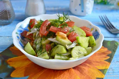 Салат из помидор, огурцов, пекинской капусты и лука с творожным соусом:  рецепт