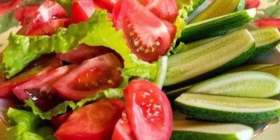 Салат из помидоров, огурцов и лука | Дачная кухня (Огород.ru)