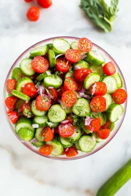 Простой рецепт салата из огурцов, помидоров, красного лука и петрушки |  Кулинарные хроники | Дзен
