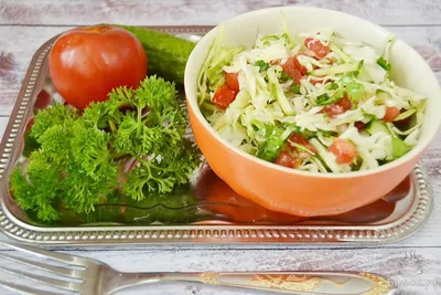 Салат с клубникой, огурцами и помидорами - Лайфхакер