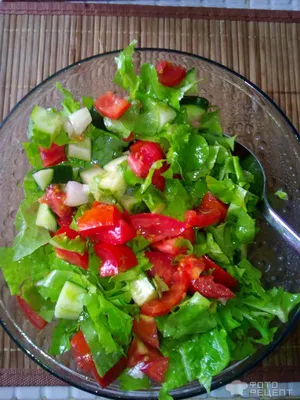 Салат из огурцов и помидор. Салат с томатами и огурцами заправленный  сметаной - Дело Вкуса