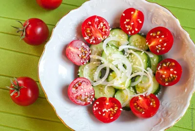 Диетологи рассказали, почему нельзя есть салат из огурцов и помидоров этим  летом