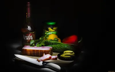Стакан Русской Водки И Закуски Сало Лещ Маринованные Огурцы Лук Чесночный  Хлеб На Деревянной Доске На Черном Фоне — стоковые фотографии и другие  картинки Алкоголь - напиток - iStock