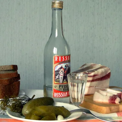 Водка, сало свинины соли, хлеб и замаринованные огурцы на темной деревянной  предпосылке Стоковое Фото - изображение насчитывающей рыбы, цыпленок:  138442570