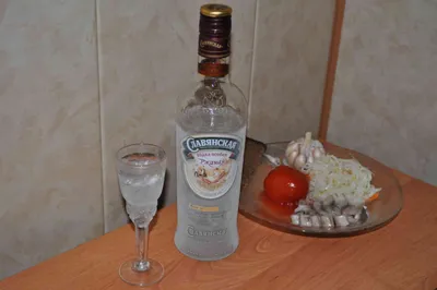 Fat Goose Pub - Водка, маринованная морковь, ржаной хлеб, сало, картофель  по-деревенски, домашняя куриная колбаса, маринованный чеснок, солёные  помидоры, солёные огурцы, паштет, сельдь с луком, грибы, капуста  «Пелюстка», салат из капусты и