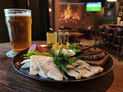 VODKA GRILL - Плато сыров и мясной гастрономии: Копченный сыр, камамбер,  генеральское сало, сыро-вяленая куриная грудка, бастурма телячья, свиные  уши, черные гренки, соленые огурцы, хрен и горчица. И все это, за 150
