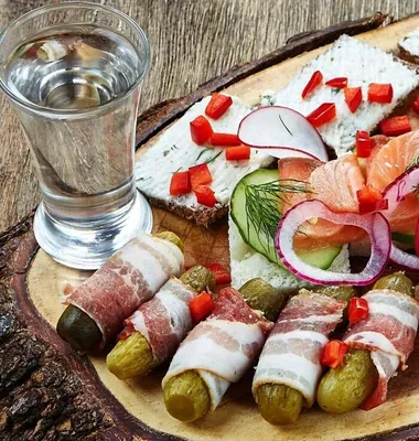 Картинки сало, хлеб, огурцы, водка, натюрморт, напиток , нож , стопки ,  хлеб , чёрный , вилка , газета ,б этикетка , чеснок , закуска , - обои  1920x1080, картинка №450652