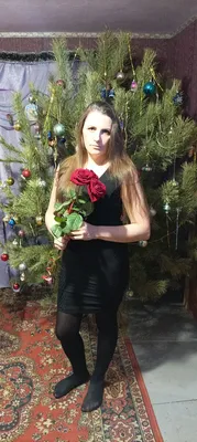 Семейное фото возле новогодней елки при солнечном свете