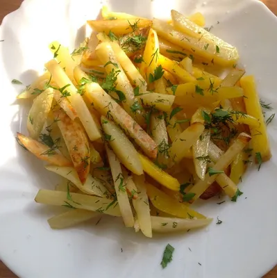 Жареная картошка, «которая не развалится»: Рецепт с салом и чесноком |  Пикабу
