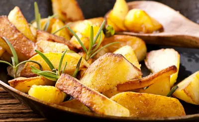 Жареная картошка с яблоками: рецепт от Ларисы Гузеевой — Ozon Клуб