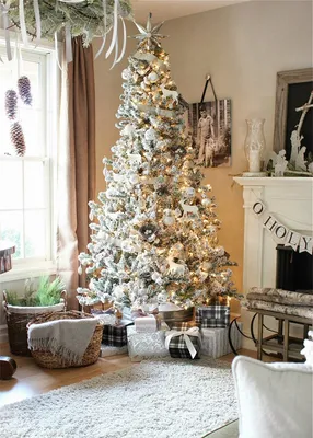 Красивые рождественская елка и подарки приближают к камину с чулками внутри  помещения Стоковое Фото - изображение насчитывающей подарки, зеркало:  120704802