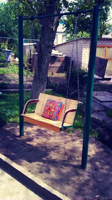 Обновляем внешний вид качелей для сада своими руками