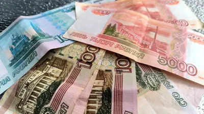 деньги приносят удачу. богатый ребенок с долларами. лотерейная кассовка  выигрывает большие деньги, изолированные желтые фоны. Стоковое Фото -  изображение насчитывающей удачливейше, подсчитывать: 265193720