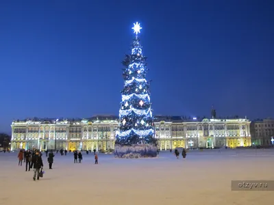 Обои на рабочий стол Число 2014, знаменующее Новый год, сложенное из ветви  дерева, красного елочного шара, рождественского леденца и печенья на фоне  звездочек и надписей Merry Christmas / Счастливого Рождества и Happy