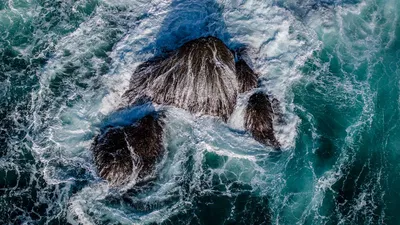 Обои на рабочий стол Спокойное море, пустынный пляж солнце уходящие за  горизонт на фоне лесистых гор, обои для рабочего стола, скачать обои, обои  бесплатно