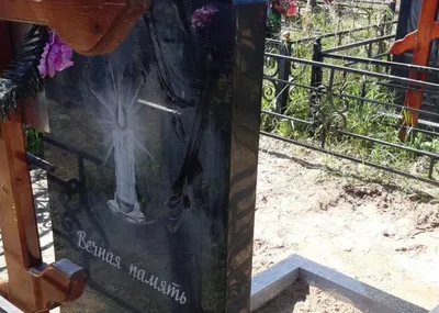 Гравировка пейзажа на обратной стороне памятника фото