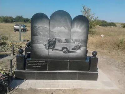 Гравировка православного креста на обратной стороне памятника и невысокая  комбинированная оградка - выбор памятника по фотографии - Помни Всегда