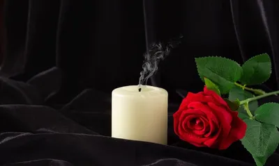 Свеча/фонарик на кладбище, похороны, скорба Стоковое Фото - изображение  насчитывающей захоронение, земля: 142632458