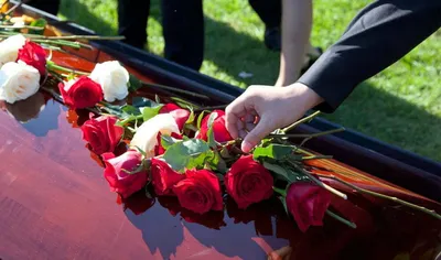 Какие цветы купить на похороны: правила по полу, религии, возрасту