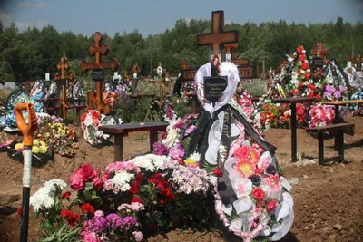 Могила утопала в цветах». Похороны Ирины Пекарской, пострадавшей в «Хромой  лошади», прошли в Пермском крае - KP.RU