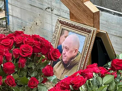 Попрощались за полчаса»: стали известны детали похорон Пригожина -  опубликованы кадры с дочкой и вдовой бизнесмена на могиле - TOPNews.RU