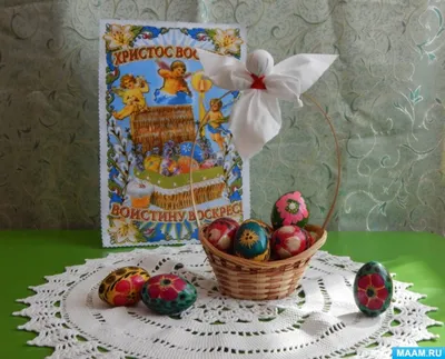 Яйца в розетку, и цветы. Состав весны на праздник пасхи. Яйца в доске мелом  сокета с желанием Стоковое Изображение - изображение насчитывающей пасха,  украшение: 208984495