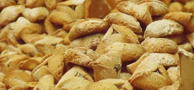 Purim Фон С Иврит Приветствие Счастливый Пурим Hamantaschen Маски Корона  Погремушки Поздравительная Открытка Символы Пурим — стоковая векторная  графика и другие изображения на тему Пурим - iStock