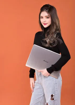 Обои для рабочего стола Ноутбуки Asus Поза девушка Свитер 3657x5120