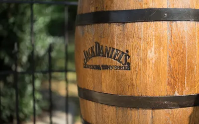 Обои для рабочего стола Jack Daniel's Бочка вблизи