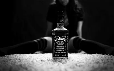 Картинки jack daniels, виски, черно белый фон, фото, креатив, бутылка,  девушка - обои 1680x1050, картинка №160907