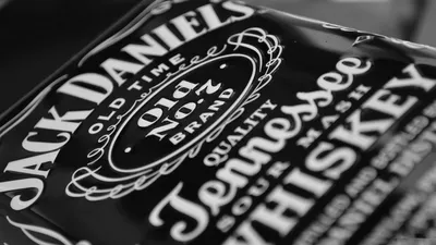 Обои Виски Jack Daniels на фиолетовом фоне » Скачать красивые HD обои  (картинки) на рабочий стол (экран) и на телефон бесплатно