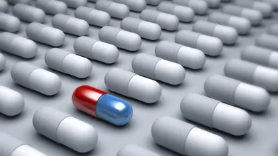 Рабочий стол медицинского работника. Разбросанные таблетки различных форм в  цвете медицинские Tonometer и бумага карандашом Стоковое Изображение -  изображение насчитывающей здорово, капсула: 176082133