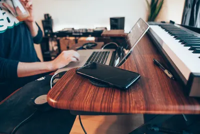 картинки : MacBook, Работа, за работой, Музыка, гитара, Рабочее  пространство, Пианино, Рабочий стол, музыкант, музыкальный инструмент,  струнный инструмент, Щипковые инструменты 5616x3744 - - 1399814 - красивые  картинки - PxHere