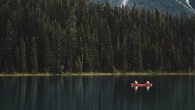 Обои озеро, лодка, лес, горы, пейзаж картинки на рабочий стол, фото скачать  бесплатно