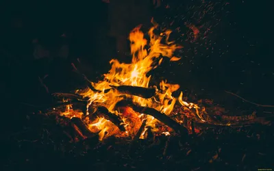 Обои на рабочий стол Языки пламени в темноте, обои для рабочего стола,  скачать обои, обои бесплатно