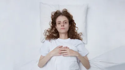 Бессонница Беспокоит Девушка На Кровати Бессонных Вид Сверху — стоковая  векторная графика и другие изображения на тему Бессонница - iStock