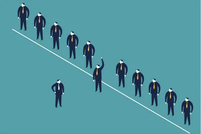 Бесплатные стоковые фото на тему безработица, в помещении, взрослый,  газета, горизонтальный, домашняя жизнь, женщина, маркер, писание от руки,  поиск, поиск работы, работа, рука, смотреть, список вакансий, стол, часть