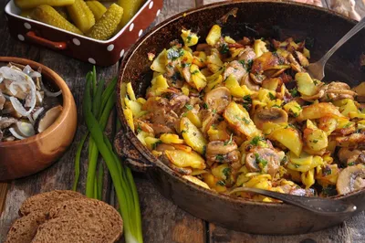 Картошка с грибами на сковороде со сметаной рецепт с фото пошагово -  1000.menu