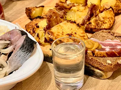 Селедка домашнего посола с картошкой, маринованным луком и черным хлебом. |  Рецепты еды, Питание, Еда