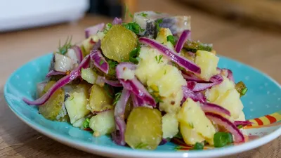 Селедка нарезка с луком и картошка бэби — Chilli Catering